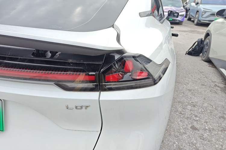 Used Deepal L07 2025 230 Ultra with DeepBlue Intelligent Driving AD PRO Extended-Range Version Right Rear Taillight