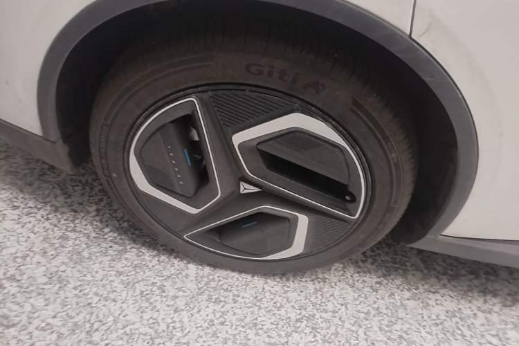 Used Deepal L07 2025 530 Ultra Qiankun Intelligent Driving ADS SE Pure Electric Version Right Rear Wheel Hub