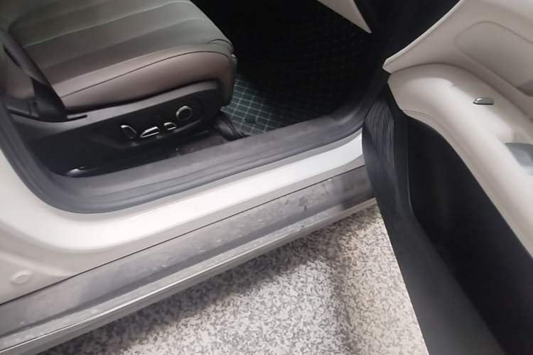 Used Deepal L07 2025 530 Ultra Qiankun Intelligent Driving ADS SE Pure Electric Version Right Side Sill
