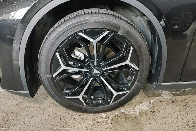 Used Deepal L07 2026 Model 240Ultra Huawei Qiankun ADS SE Edition Left Front Wheel Hub