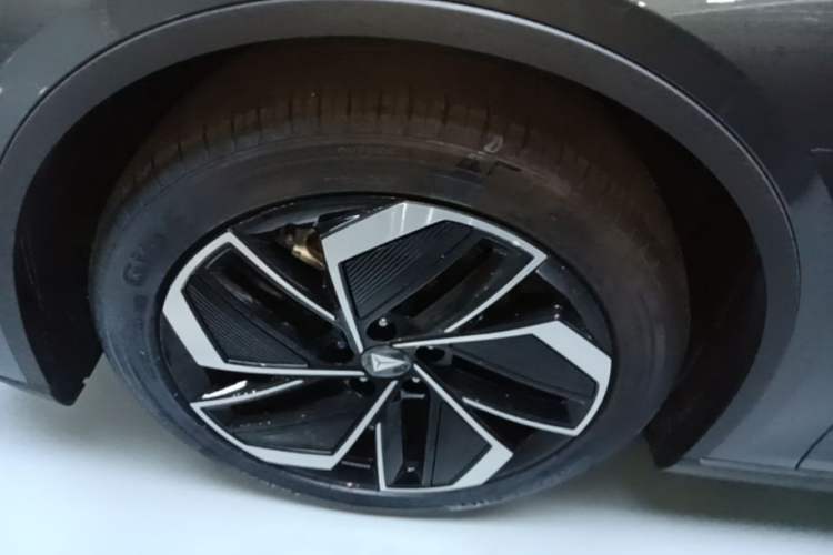 Used Deepal L07 2026 Model 550Ultra Huawei Qiankun ADS SE Edition Left Front Wheel Hub