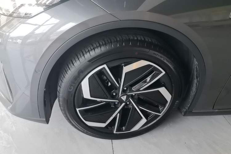 Used Deepal L07 2026 Model 550Ultra Huawei Qiankun ADS SE Edition Left Front Wheel Hub