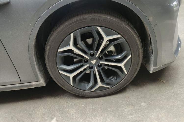 Used Deepal L07 2026 Model 240Ultra Huawei Qiankun ADS SE Edition Right Front Wheel Hub