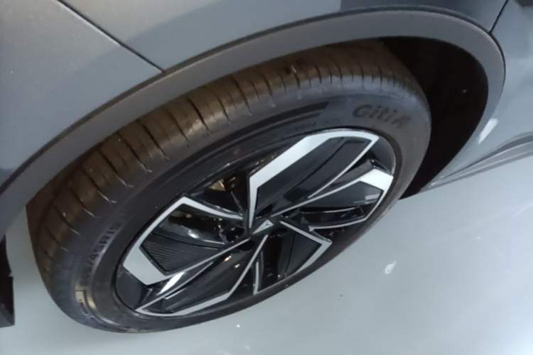 Used Deepal L07 2026 Model 550Ultra Huawei Qiankun ADS SE Edition Right Rear Wheel Hub