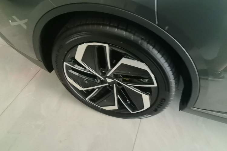 Used Deepal L07 2026 Model 550Ultra Huawei Qiankun ADS SE Edition Right Rear Wheel Hub