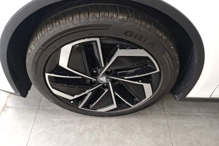 Used Deepal L07 2026 Model 550Ultra Huawei Qiankun ADS SE Edition Left Front Wheel Hub