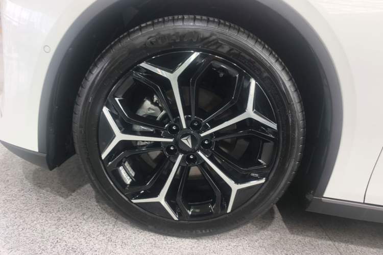 Used Deepal L07 2026 Model 240Ultra Huawei Qiankun ADS SE Edition Left Front Wheel Hub