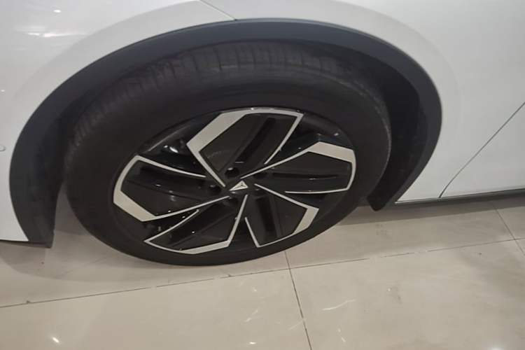 Used Deepal L07 2026 Model 550Ultra Huawei Qiankun ADS SE Edition Left Front Wheel Hub