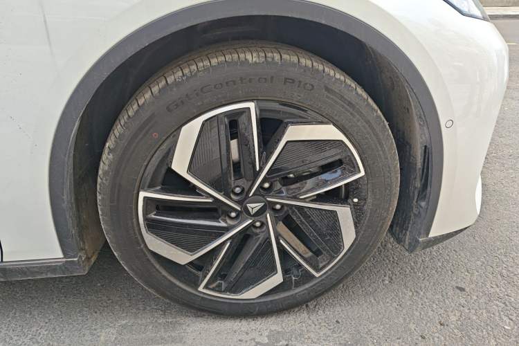 Used Deepal L07 2026 Model 550Max Huawei Qiankun ADS SE Edition Right Front Wheel Hub