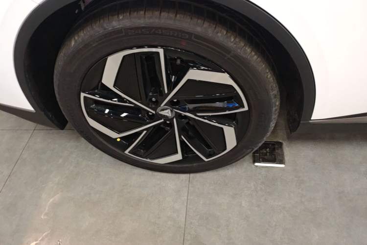 Used Deepal L07 2026 Model 550Ultra Huawei Qiankun ADS SE Edition Right Rear Wheel Hub