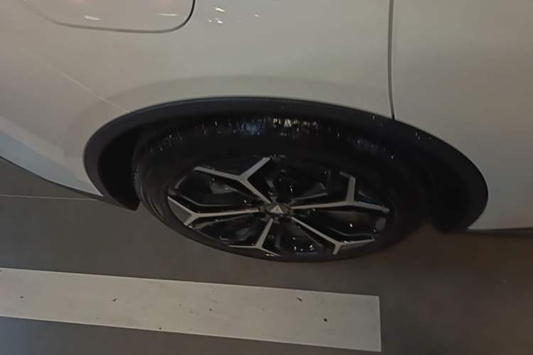Used Deepal L07 2026 Model 240Ultra Huawei Qiankun ADS SE Edition Right Rear Wheel Hub