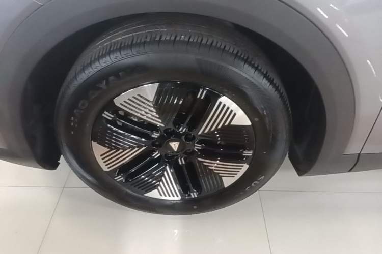 Used Deepal S05 2024 510Max Pure Electric Version Left Front Wheel Hub