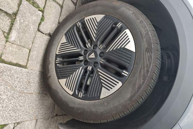 Used Deepal S05 2024 510 Plus Pure Electric Version Right Front Wheel Hub
