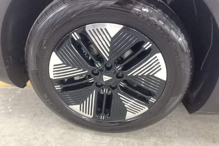 Used Deepal S05 2024 510Max Pure Electric Version Left Front Wheel Hub