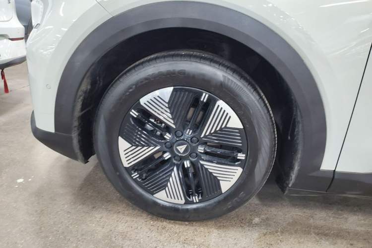 Used Deepal S05 2024 510Max Pure Electric Version Left Front Wheel Hub