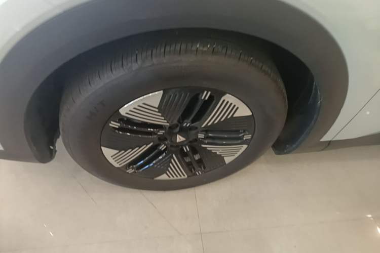 Used Deepal S05 2024 510 Plus Pure Electric Version Left Front Wheel Hub