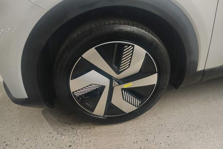 Used Deepal S05 2024 510 Ultra Pure Electric Version Left Front Wheel Hub