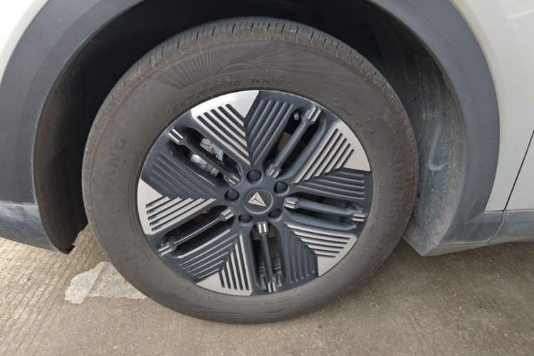 Used Deepal S05 2024 510Max Pure Electric Version Left Front Wheel Hub