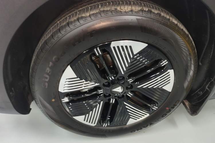 Used Deepal S05 2024 510Max Pure Electric Version Left Front Wheel Hub