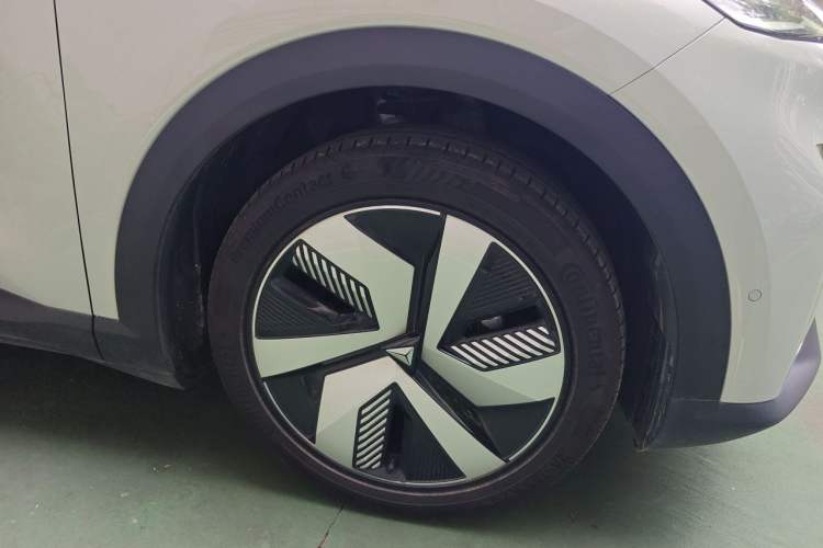 Used Deepal S05 2024 510 Ultra Pure Electric Version Right Front Wheel Hub