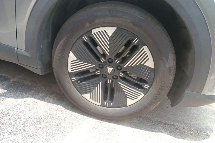 Used Deepal S05 2024 510 Plus Pure Electric Version Right Front Wheel Hub