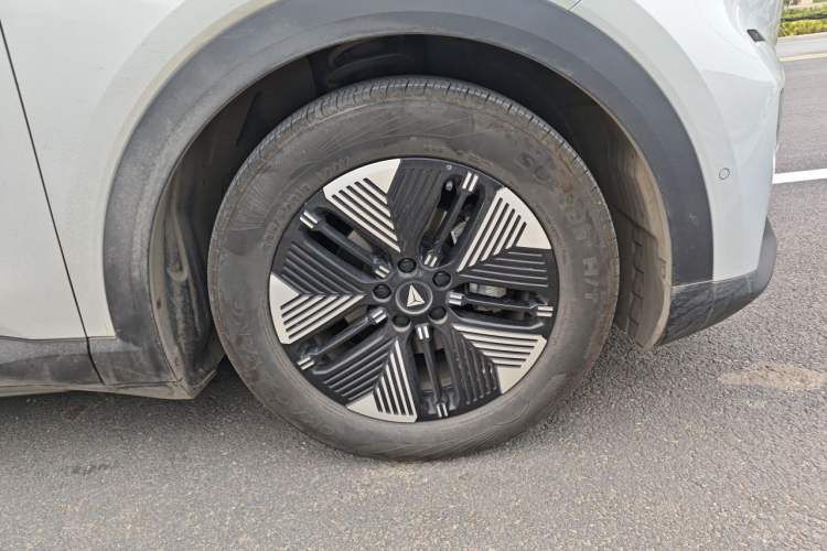 Used Deepal S05 2024 510Max Pure Electric Version Right Front Wheel Hub