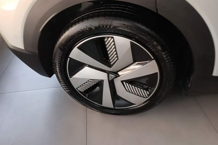 Used Deepal S05 2024 510 Ultra Pure Electric Version Right Rear Wheel Hub