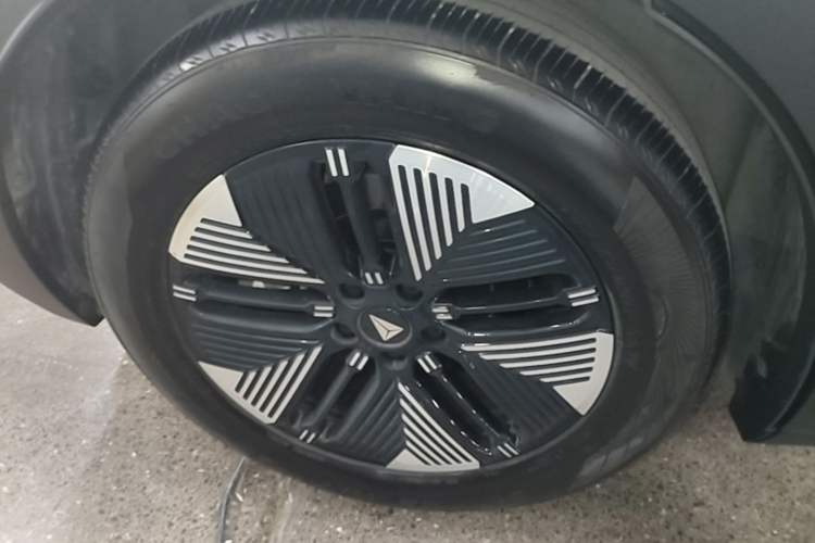 Used Deepal S05 2024 510Max Pure Electric Version Right Rear Wheel Hub