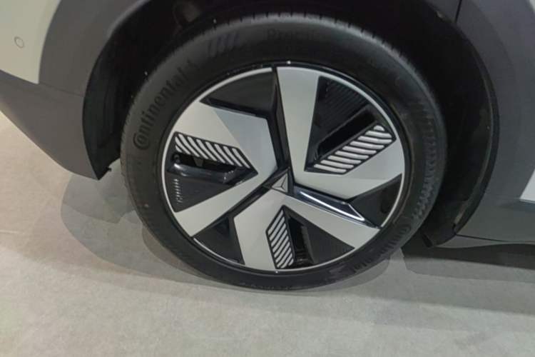 Used Deepal S05 2024 510 Ultra Pure Electric Version Right Rear Wheel Hub