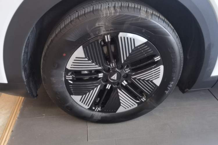 Used Deepal S05 2024 510Max Pure Electric Version Left Front Wheel Hub