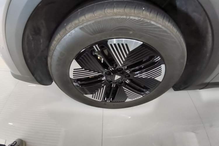 Used Deepal S05 2026 Model 520Max Pure Electric Edition Left Front Wheel Hub