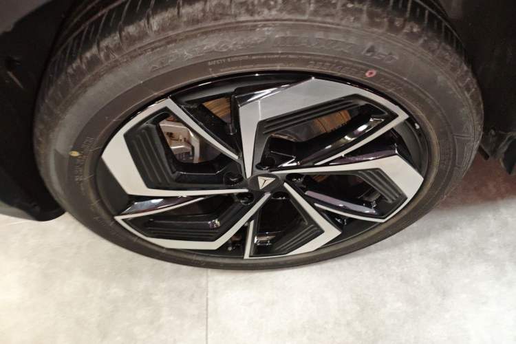 Used Deepal S07 2024 215Max Qiankun Intelligent Driving ADS SE Range-Extended Version Right Rear Wheel Hub