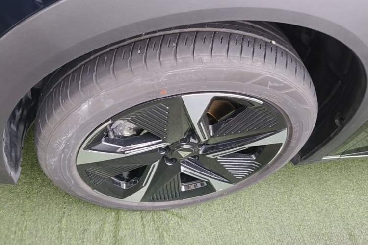 Used Deepal S07 2023 520Max Pure Electric Version Left Front Wheel Hub