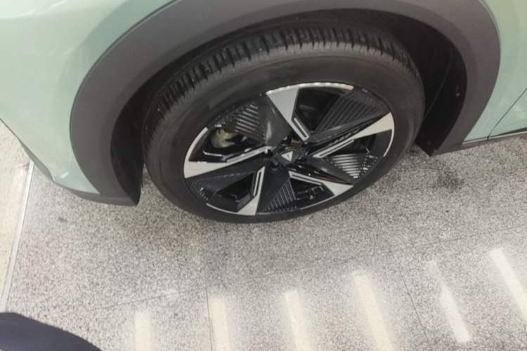 Used Deepal S07 2023 620Max Pure Electric Version Left Front Wheel Hub