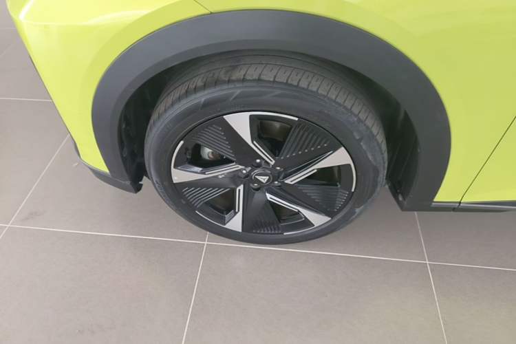 Used Deepal S07 2023 620Max Pure Electric Version Left Front Wheel Hub
