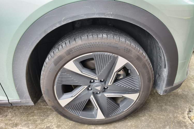 Used Deepal S07 2023 520Max Pure Electric Version Right Front Wheel Hub