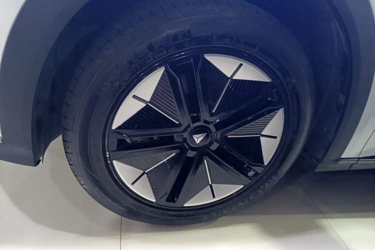 Used Deepal S07 2023 620Max Pure Electric Version Left Front Wheel Hub