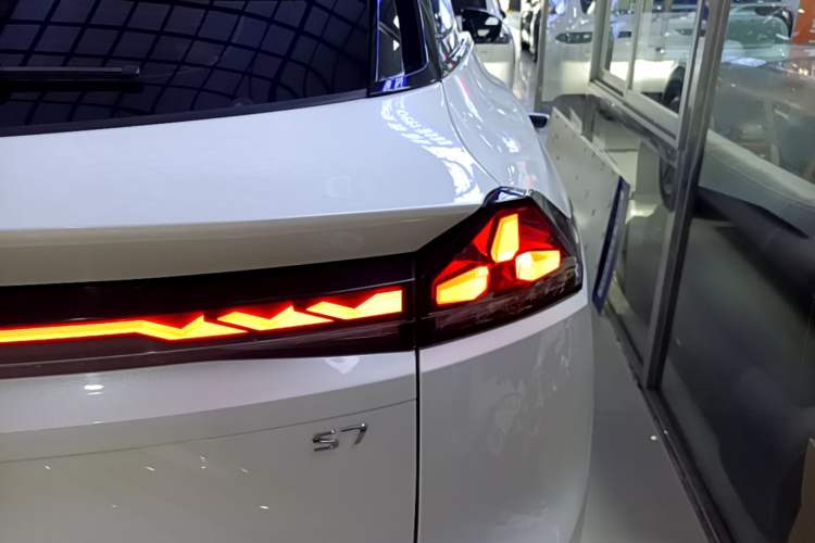 Used Deepal S07 2023 620Max Pure Electric Version Right Rear Taillight
