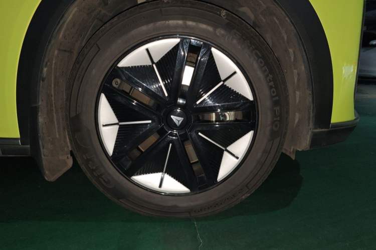 Used Deepal S07 2023 520Max Pure Electric Version Right Front Wheel Hub