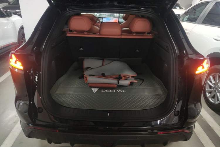 Used Deepal S07 2024 215Max Range-Extended Version Trunk