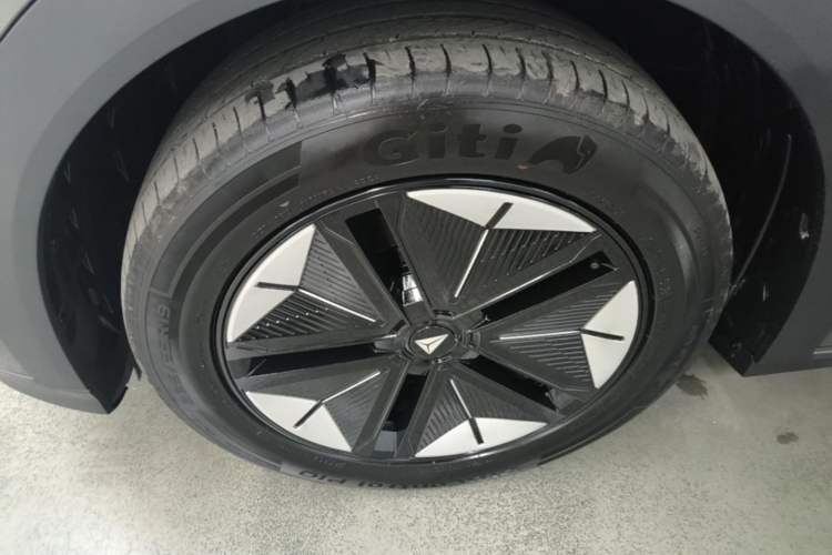 Used Deepal S07 2024 285Max Qiankun Intelligent Driving ADS SE Range-Extended Version Left Front Wheel Hub