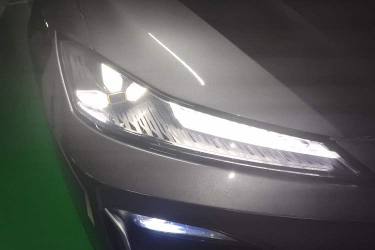 Used Deepal S07 2024 628Max Qiankun Intelligent Driving ADS SE Pure Electric Version Right Front Headlight