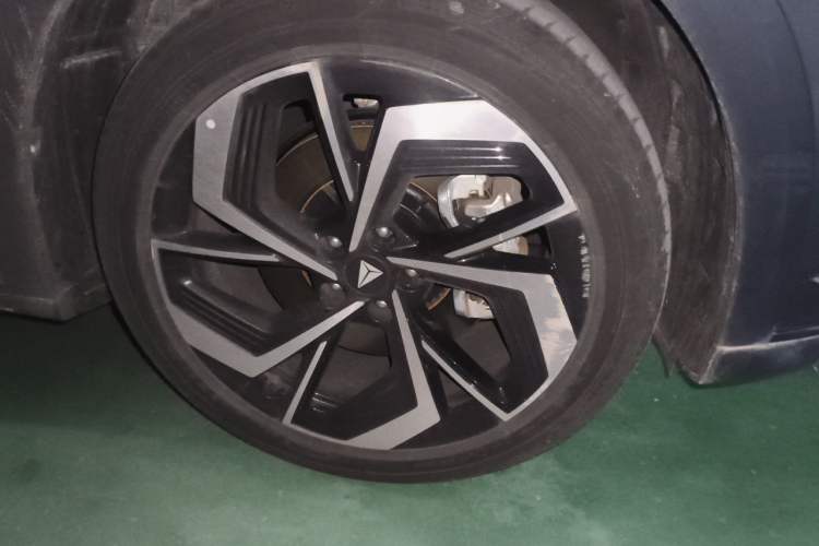 Used Deepal S07 2024 520Max Pure Electric Version Right Front Wheel Hub