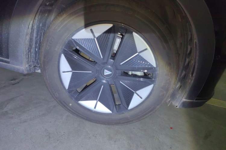 Used Deepal S07 2025 215Max Huawei Qiankun Intelligent Driving ADS SE Range-Extended Version Right Front Wheel Hub