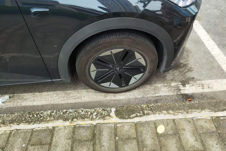 Used Deepal S07 2025 215Max Huawei Qiankun Intelligent Driving ADS SE Range-Extended Version Right Front Wheel Hub