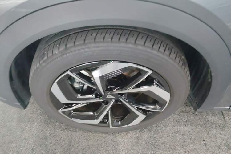 Used Deepal S07 2025 285Max Huawei Qiankun Intelligent Driving ADS SE Range-Extended Version Left Front Wheel Hub