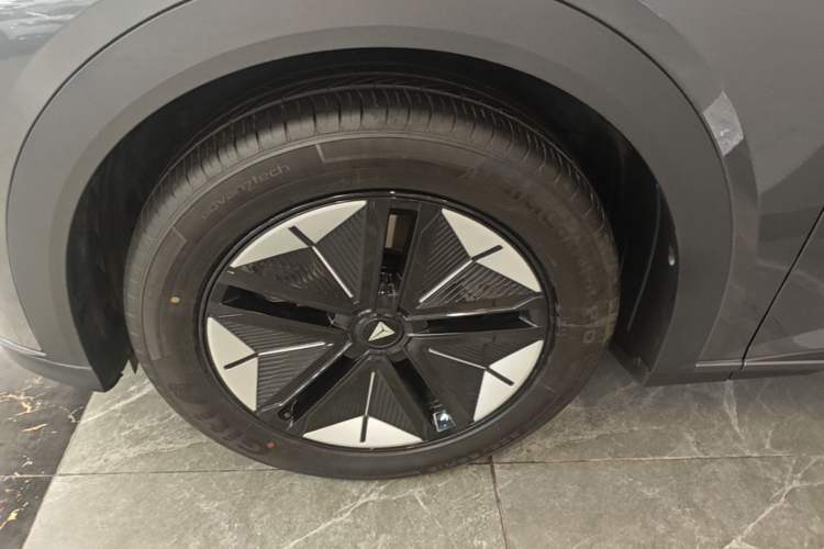 Used Deepal S07 2025 285Max Huawei Qiankun Intelligent Driving ADS SE Range-Extended Version Left Front Wheel Hub