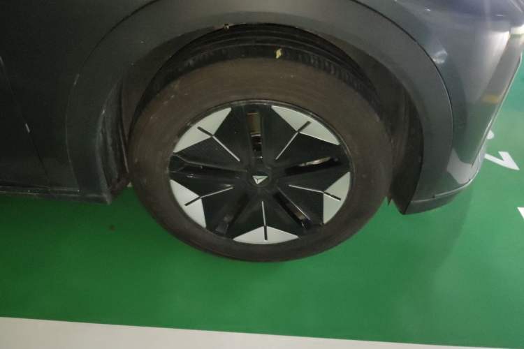 Used Deepal S07 2025 285Max Huawei Qiankun Intelligent Driving ADS SE Range-Extended Version Right Front Wheel Hub