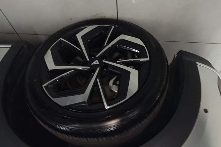 Used Deepal S07 2025 285Max Huawei Qiankun Intelligent Driving ADS SE Range-Extended Version Left Front Wheel Hub