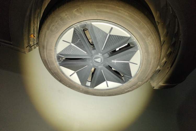 Used Deepal S07 2025 215Max Deep Blue Intelligent Driving AD PRO Range-Extended Version Right Front Wheel Hub